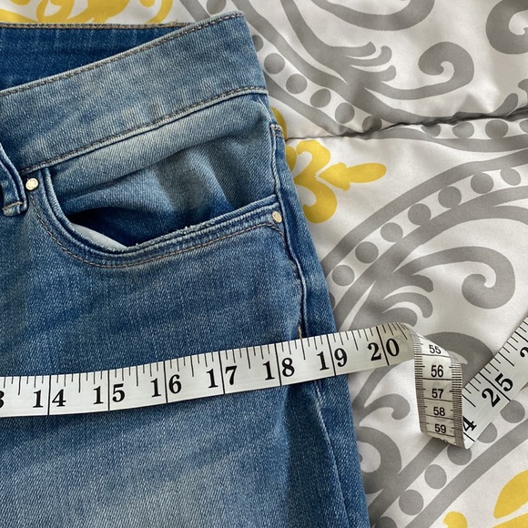 White House Black Market The Skinny Crop Distressed Denim Jeans 12 short - Picture 7 of 7